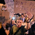Zelenskom izašle hiljade ljudi na ulice Masovne demonstracije zbog novog zakona, svemu prethodila hapšenja (video)