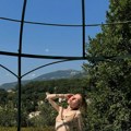 Usvojena ćerka srpskog milionera se baškari u Francuskoj: Skinula se, pa zavodljivo pozira: Za fanove imala jedno pitanje
