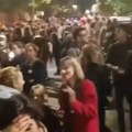 "Upravo su mi javili da su roditelji i đaci ušli u prostorije škole" Oglasila se direktorka Pete beogradske gimnazije povodom…