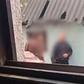 Mladić šamara oca dok majka snima i navija: Uznemirujući snimak porodičnog nasilja širi se mrežama u Srbiji (video)