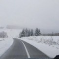 Sneg do pet centimetara mestimično na putevima, oprez zbog moguće poledice, magle i odrona