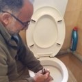 Kad je video šta su mu izvukli iz WC šolje, Grk doslovno zanemeo od straha - ovako izgleda najgora noćna mora (video)
