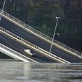 (Foto) Most slobode srušen, a taksi visi nad Dunavom. Retko viđena fotografija bombardovanog Novog Sada