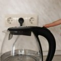 Plastična kuvala oslobađaju gotovo tri milijarde plastičnih čestica u šolju vode