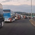 Dramatičan snimak sa Evzonija! Srbi zaglavljeni u koloni bez kraja: Agonija će trajati.