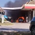 Drama na pumpi kod Novog Sada! Automobil se pretvorio u buktinju, prolaznici u poslednjem trenutku izvukli majku i dete iz…