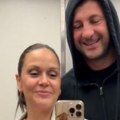 Evo kako izgleda Silvija Nedeljković 24 dana nakon porođaja. Pevačica sva u rozem, pozira u liftu sa mužem: On u trenerci i sa…