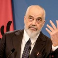 Demonstranti mu polomili stolice, jutros im postavio kamenje: Edi Rama nastavlja da poziva studente na dijalog (video)