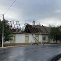 Strava i užas Kamera zabeležila kako porodica u Pivnicama zbog udara orkanskog vetra ostaje bez krova (video)