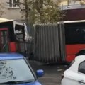 VIDEO: Autobus GSP-a u Beogradu se bukvalno prepolovio, nema povređenih
