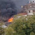 Požar na Zvezdari: Vatra bukti, crni dim prekrio ulicu (video)