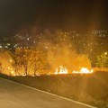 "Deca su bežala od vatre": Prve fotografije sa mesta požara u naselju Stepa Stepanović: Očevici opisali jezivu scenu…