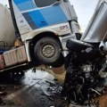 Stravična scena u Sremskoj Kamenici: Kamion smrskao auto i okrenuo ga za 180 stepeni
