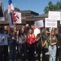Заставе Србије и Русије испред немачке амбасаде: Протести у Москви због Сребренице (фото)