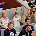 (Video) Jelena Đoković bodrila Noleta na olimpijadi u šortsu, a gole noge sevaju: Njen otac držao srpsku zastavu -…