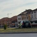 Pa dobro čoveče, da li si normalan? Neverovatne scene iz Čačka: Vozilo auto-škole ostavljeno nasred zelene površine u…