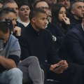 Ovo niko nije očekivao! Fudbaler Milana gleda Partizan protiv Pariza u Areni pored Ostoje Mijailovića