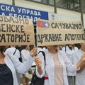 Zaposleni u preduzeću „Apoteke Beograd“ započeli protest u centru Beograda