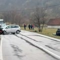 Poginula jedna osoba: Stravična saobraćajka kod Bratunca, automobil završio na krovu (video)