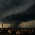 Upaljen crveni meteoalarm u Srbiji: U ovim delovima zemlje biće veoma rizično zbog nevremena, a evo kako će biti za vikend