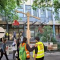 Ispred zgrade suda u Novom Sadu skup podrške studentkinji Ani koja je pretučena: Danas nastavak suđenja optuženim…