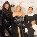 Harem Girls došle na zorjinu promociju: Posle pze se utegle u korsete i providno - sve oči uprte u njih (foto)
