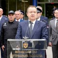 Besrmani Dačić se hvali postupanjem policije prema studentima, dok njegovi „profesionalci“ ignorišu batinaše iz…