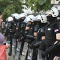 AP: Tenzije u Srbiji porasle od subote, Vučić pojačava pritisak u nameri da suzbije proteste