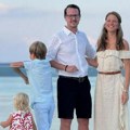 Princ Filip sa naslednikom prvi put zajedno kročio na Svetu Goru: Nakon posete svetom mestu Karađorđevići se uputili na…