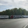Kamioni čekaju četiri sata da pređu granicu na Batrovcima, automobili čekaju samo na Horgošu
