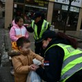 Policija BOŽIĆNIM PAKETIĆIMA obradovala najmlađe Kragujevčane (FOTO)