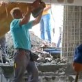 (Video) Urušio se zid na zgradi, beton se izlio porodici u stan. Pukom srećom izbegnuta tragedija u Novom Sadu: "Samo minut…