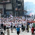 Učesnici SNS skupa Srbija jedna porodica nose veliku srpsku zastavu kroz Kneza Miloša