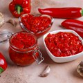 Pečene ili barene paprike – šta je tajna dobrog ajvara? Domaćice se godinama spore, a evo recepta za obe varijante
