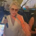 "Mi smo svi ludi" Lepa Brena se oglasila nakon što svi bruje o snimku na kojem "otima" mikrofon Džejli: Obratila se Aleksandri…