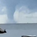Nesvakidašnji prizor na moru: Ljudi u neverici posmatrali šta se dešava (video)