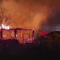 Gorela napuštena baraka u naselju Braće Jerković: Požar lokalizovan, nema povređenih
