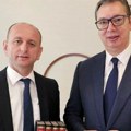 Knežević poklonio Vučiću sabrana dela Njegoša: Ne za kućnu biblioteku, već za UN