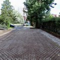 (Foto) Završeno uređenje parking prostora u Balzakovoj ulici; Sređena i pešačka staza