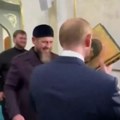 Putin usnimljen kako ljubi kuran! Neverovatan potez usred sukoba između Ukrajine i Rusije! (video)