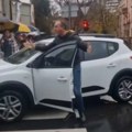 Vozač Pan taksija raspravlja se sa građanima tokom 15 minuta odavanja pošte stradalima na Železničkoj stanici (VIDEO)