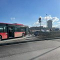 Sudarili se gradski autobus i BMW: Udes na Pančevcu, od jačine udarca na vozilu otpao branik: Stvara se gužva u smeru ka…