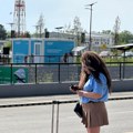 Afro frizura i kratka suknja: Pevačica (52) u miniću i dubokim čizmama šeta Beogradom: "Neću da se udajem pa da…