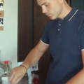 Sin Lepe Brene dinsta crni luk i šargarepu: Viktor Živojinović sa varjačom stoji za šerpom, a jedan detalj je sve nasmejao…