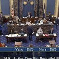 Senat sa "zlatnim glasom"Di Vensa usvojio Trampov poreski zakon