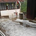 Grad veličine lešnika pogodio Topolu: Pričinjena šteta na pojedinim imanjima (Foto)