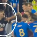 Navijač utrčao na teren, pa pesnicom nasrnuo na fudbalera! Opšti haos i skandal svetskih razmera: Snimak obišao planetu, evo…