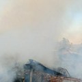 (Foto) ogroman požar širi se Karaburmom: Gust, crni dim prekrio naselje