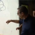 „I kliker bi polomio“: Kako izgleda kad predsednik pipa polomljeno staklo i pritom uspe da se poseče VIDEO