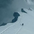 Kraj drame na Mont everestu: Spasioci evakuisali stotine planinara: Satima bili zaglavljeni u snegu, hiopotermija im bila…